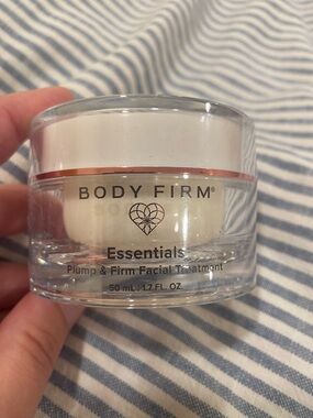 Body Firm Essentials Plump & Firm Facial Treatment - White